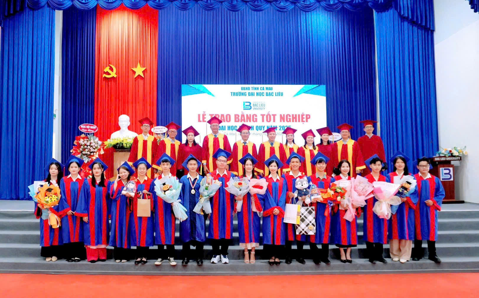 CHÚC MỪNG CÁC TÂN CỬ NHÂN KHOA KHOA HỌC XÃ HỘI NĂM 2025